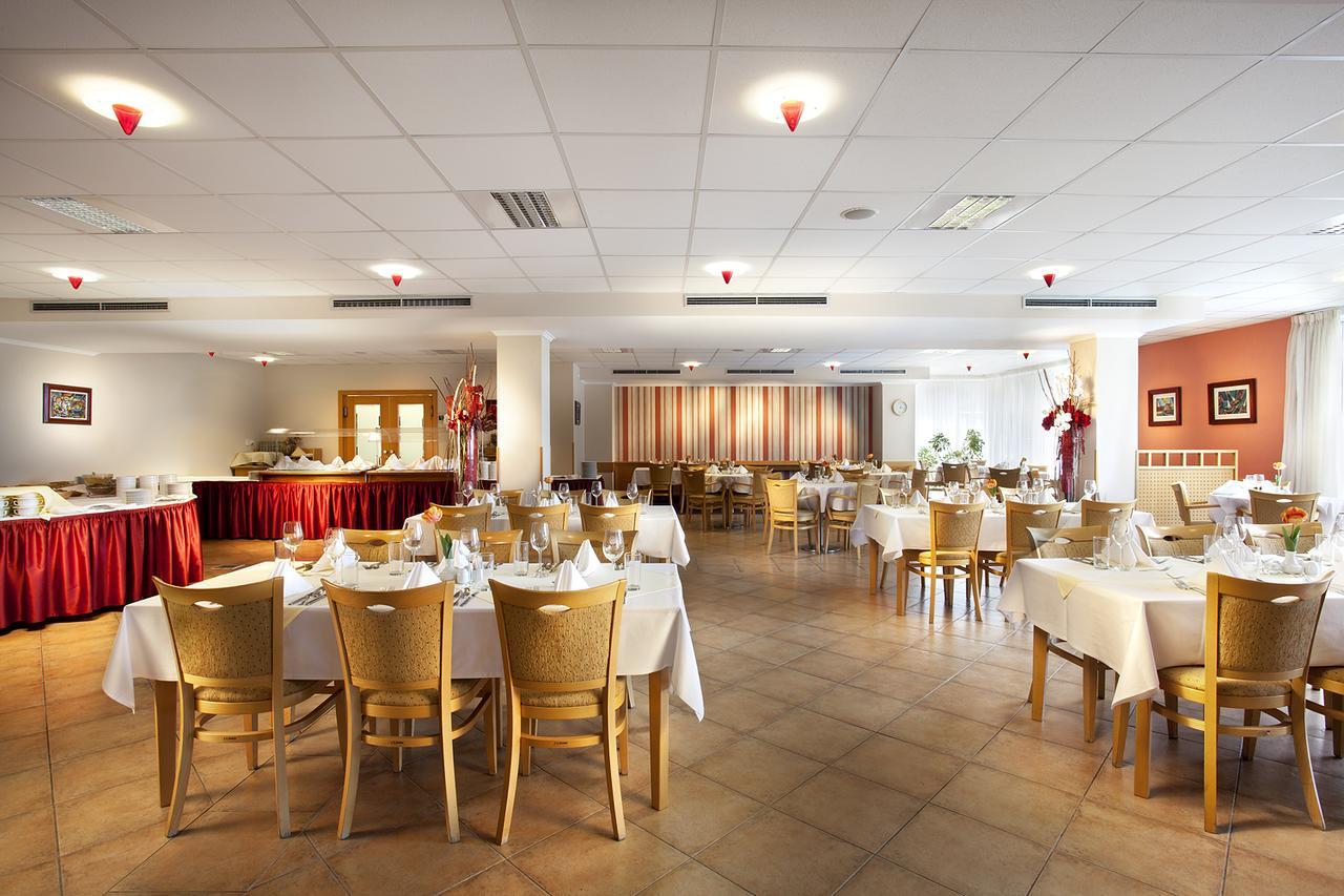 Hotel Akademie Chocerady Luaran gambar